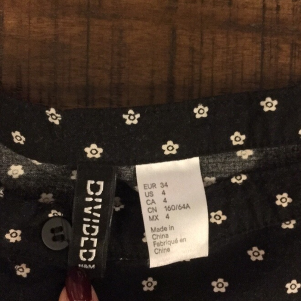 90’s Vibes🌼 H&M Black Daisy Print Skirt - Picture 4 of 4